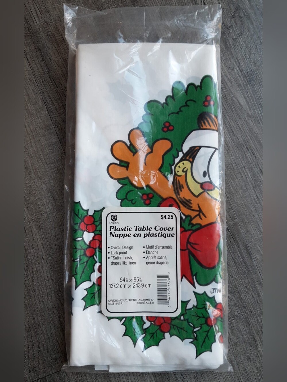 1978 Garfield Holiday Plastic Table Cover - White/Green/Red Wreath (new)